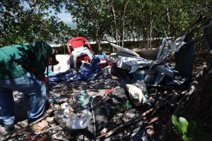 Fiscalização na Praia do Sudoeste flagra ocupações irregulares e infrações ambientais em Cabo Frio