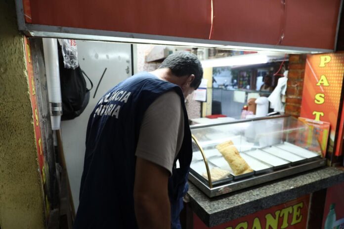 Vigilância Sanitária de Cabo Frio realiza ação para orientar comerciantes na Praça da Cidadania