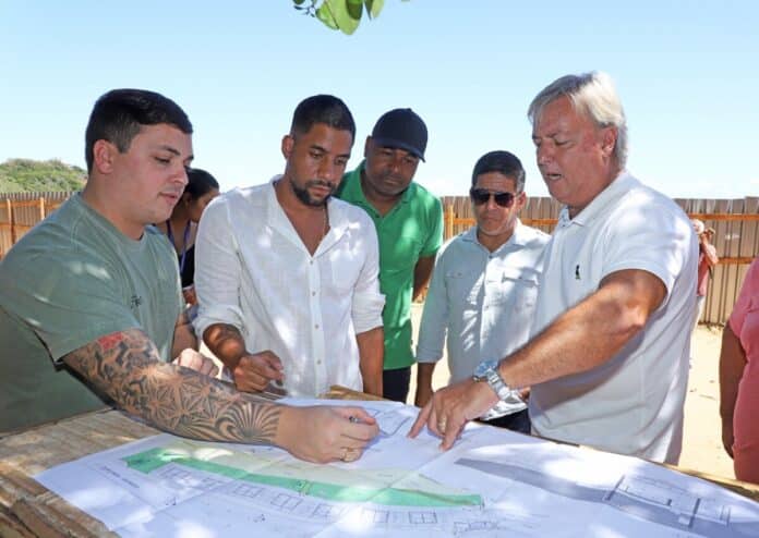 Alexandre Martins visita obras dos quiosques da Praia da Tartaruga