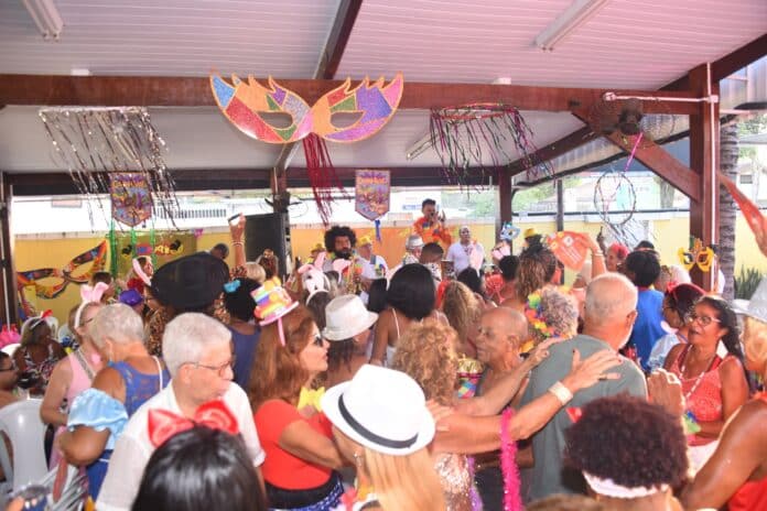 Baile de Carnaval da Terceira Idade reúne alegria e tradição na Casa do Centro