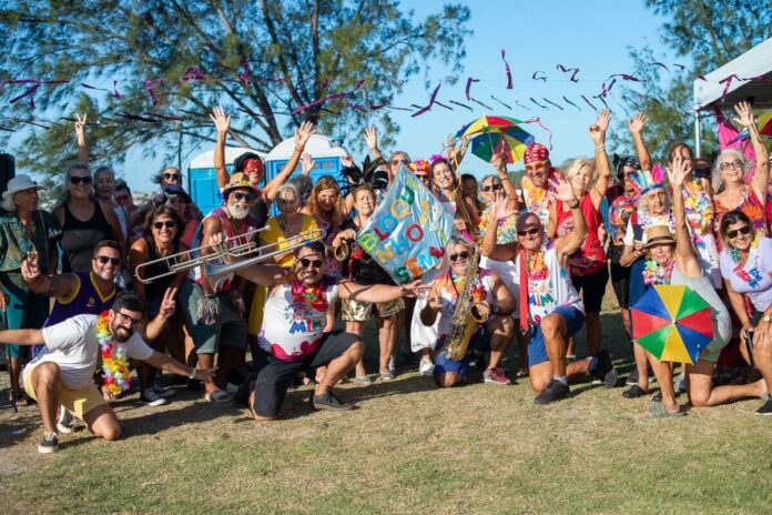 Bloco “Viva a Vida” da Melhor Idade celebra o carnaval na Lagoa das Palmeiras, em Cabo Frio