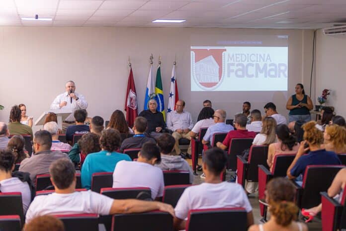 Estudantes da primeira turma de Medicina do Passaporte Universitário iniciam as aulas