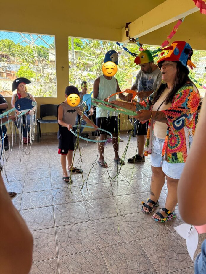 Instrumentos musicais de material reutilizado faz o Carnaval das crianças no abrigo Monteiro Lobato