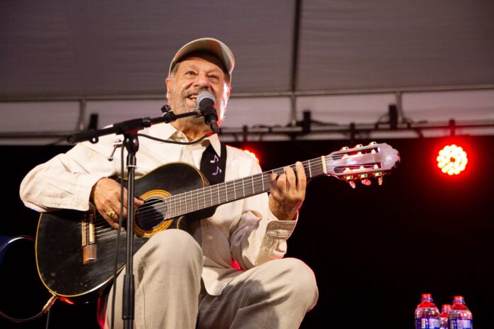 João Bosco entrega show inesquecível no quintal do Museu Casa Darcy Ribeiro, em Maricá