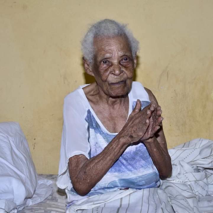 Morre Dona Eva, símbolo da cultura quilombola de Búzios, aos 114 anos