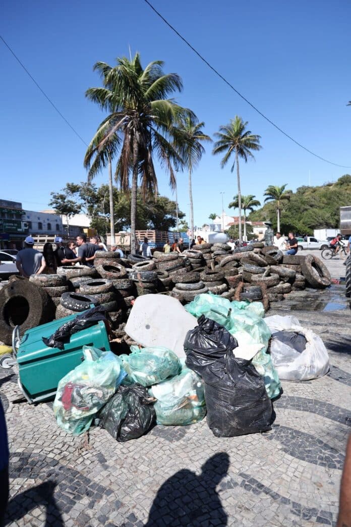 Mutirão de limpeza retira mais de 400 pneus abandonados do Canal do Itajuru