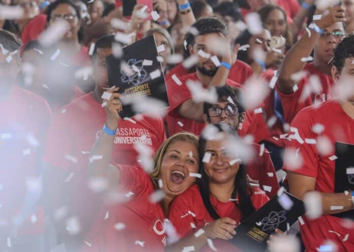 Passaporte Universitário: 1.280 alunos recebem certificados para realizar o sonho de entrar na universidade