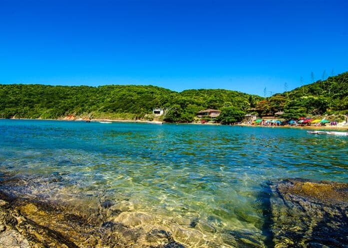 Turistas franceses são flagrados pelados na Praia da Tartaruga, em Búzios, e são orientados por guardas municipais