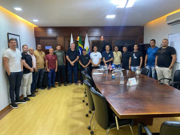 Prefeito Fábio do Pastel se reúne com pescadores aldeenses