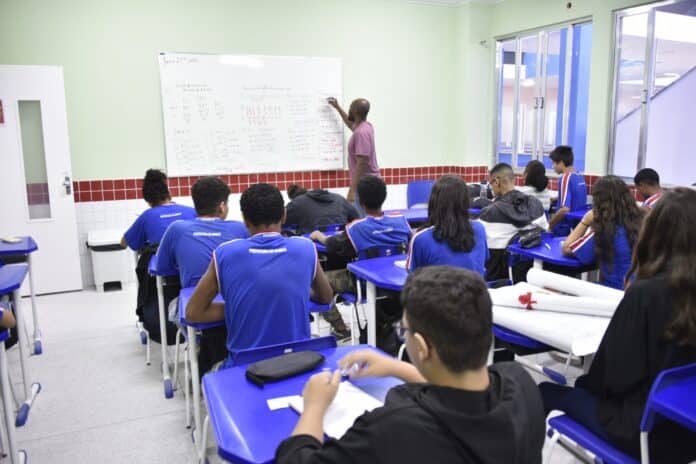 Prefeito Washington Quaquá autoriza convocação de 70 concursados da Educação