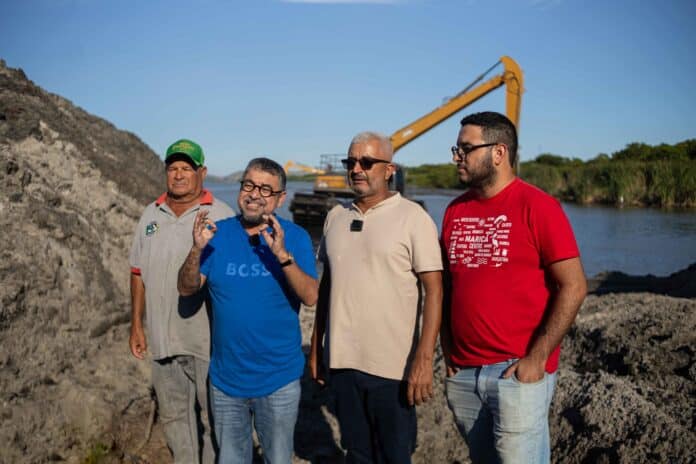 Prefeito Washington Quaquá vistoria obra de desassoreamento do Canal de Bambuí