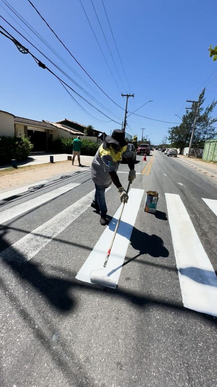 Prefeitura de Búzios realiza manutenção nas pinturas de faixas de pedestres e quebra-molas na entrada da cidade