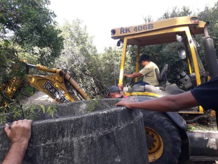 Prefeitura de Cabo Frio bloqueia acesso irregular de veículos na Trilha do Anzol, no Peró