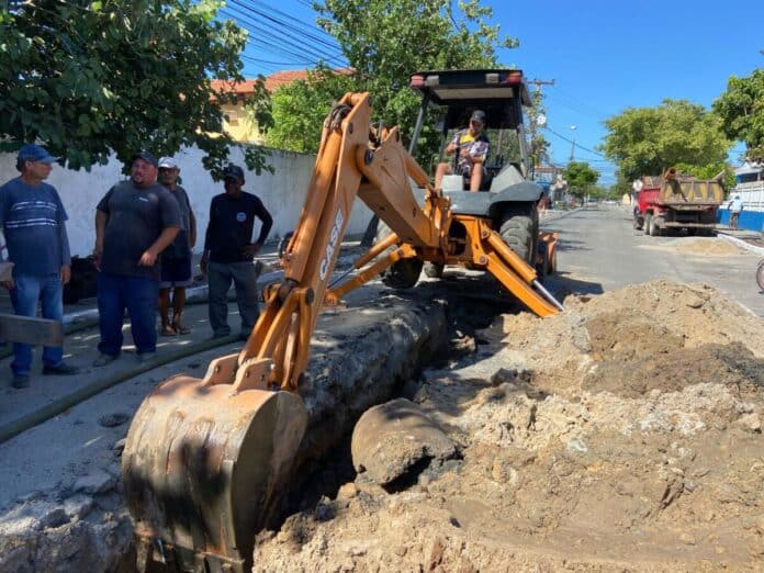 Prefeitura realiza manutenção da rede pluvial na Rua Inglaterra, no Jardim Caiçara