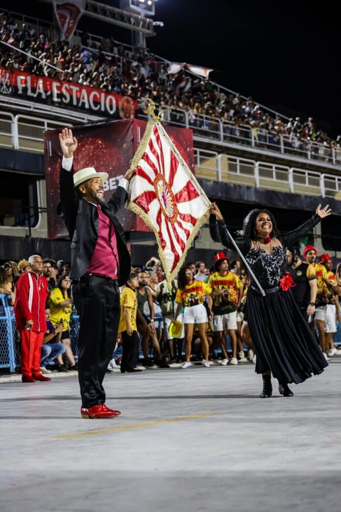 Preparação intensa do primeiro casal de mestre-sala e porta-bandeira da União de Maricá para brilhar na Sapucaí