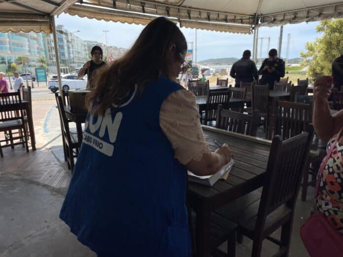 Procon Cabo Frio realiza operação nos quiosques da Praia do Forte