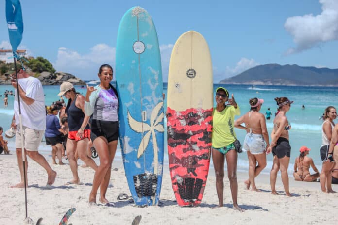 Aula gratuita de surfe faz sucesso na Praia do Forte no Dia Internacional da Mulher