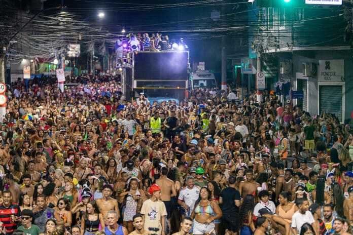 Bloco do Beijo reúne milhares de foliões no Centro