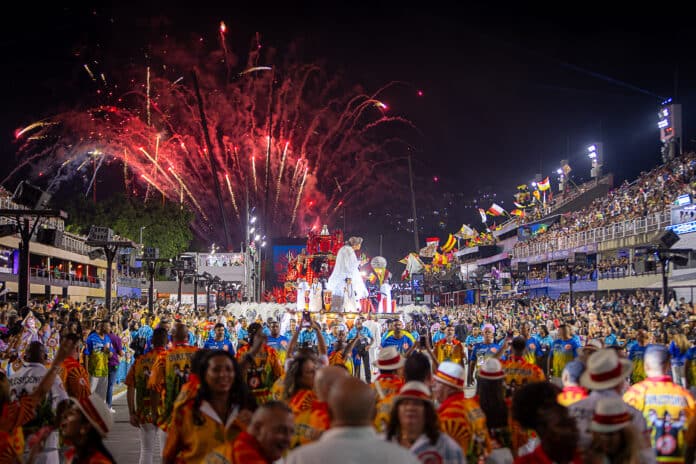 Desfile da Unidos de Maricá é destaque na mídia, que aponta a escola como uma das favoritas ao título