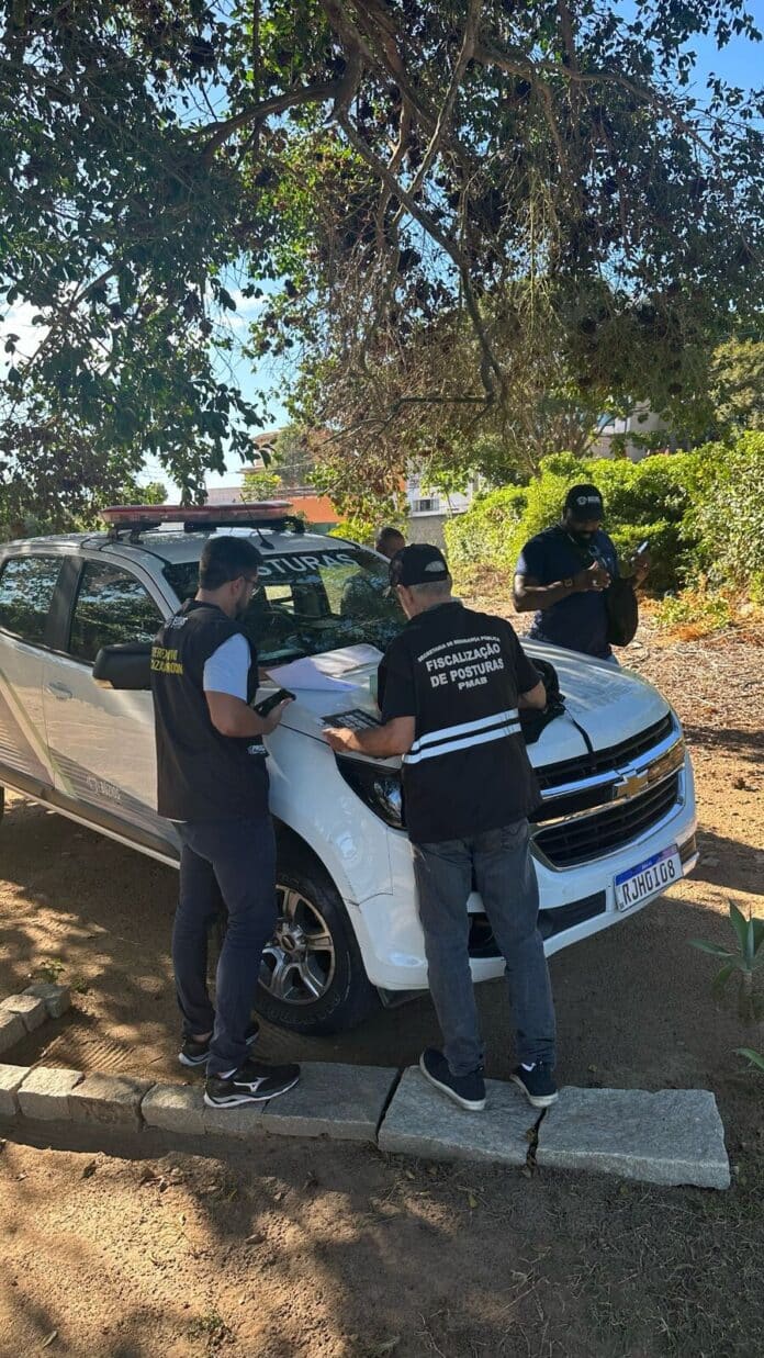 Fiscalização Conjunta do Procon e Secretaria de Segurança e Ordem Pública em Búzios combate venda casada nos quiosques da Praia da Ferradurinha em Búzios