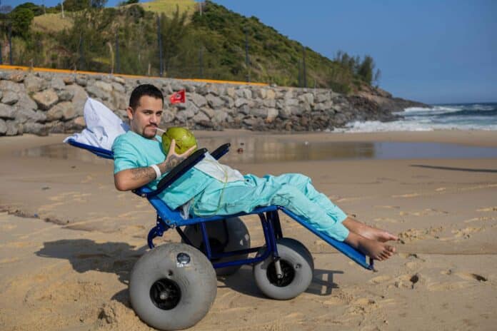 Hospital de Maricá realiza sonho de paciente paraplégico: ir à praia novamente