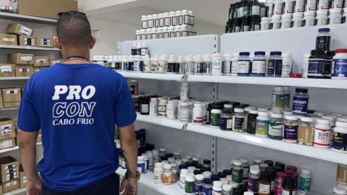 Operação com presença do Procon Cabo Frio interdita revendedora de suplementos alimentares em Tamoios