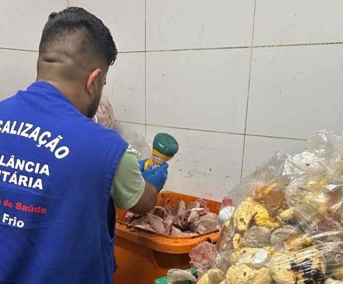 Operação da Vigilância Sanitária descarta 75 quilos de alimentos impróprios para consumo em supermercado no shopping