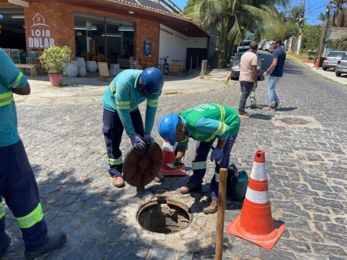 Prefeitura de Búzios fiscaliza extravasamento de efluentes em caixa de inspeção em Manguinhos