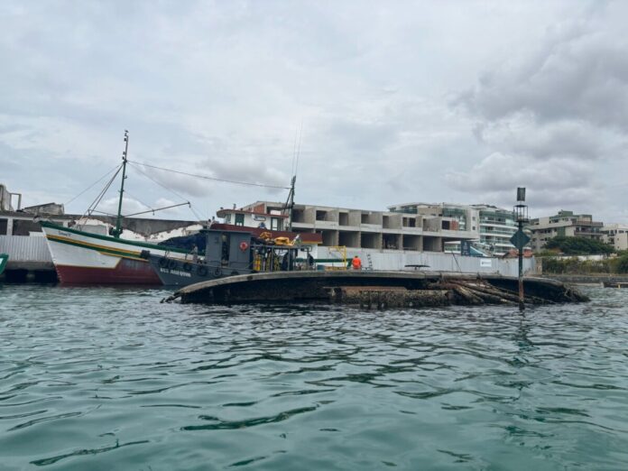 Prefeitura de Cabo Frio inicia retirada de embarcação naufragada no Canal do Itajuru